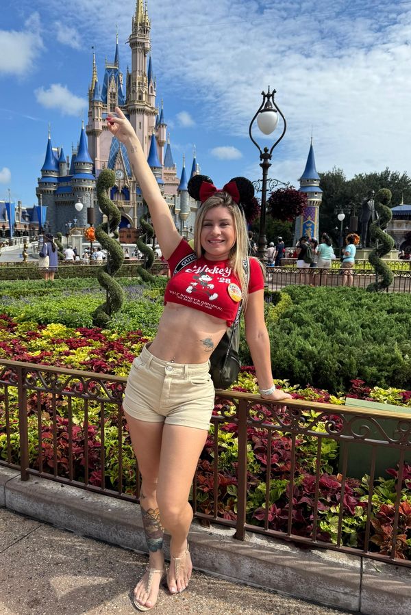 Influencerka v Disneylandu poodhalila ňadra před synem i rodinami. Teď se za to veřejně omlouvá - fotka 1/1