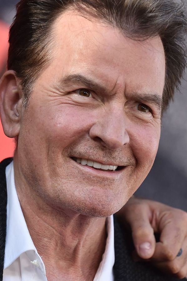 Charlie Sheen oslavil 60: Byl závislý na alkoholu, drogách i sexu s muži. Exmilenci ho vydírali a on platil. A hodně! - fotka 1/1