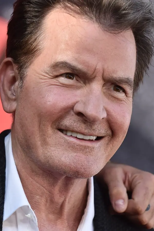 Charlie Sheen oslavil 60: Byl závislý na alkoholu, drogách i sexu s muži. Exmilenci ho vydírali a on platil. A hodně! - fotka 1/1