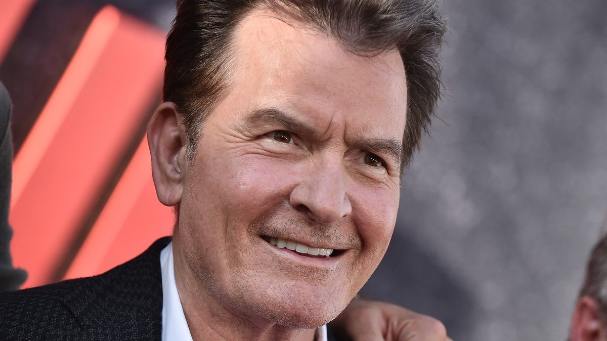 Charlie Sheen oslavil 60: Byl závislý na alkoholu, drogách i sexu s muži. Exmilenci ho vydírali a on platil. A hodně!