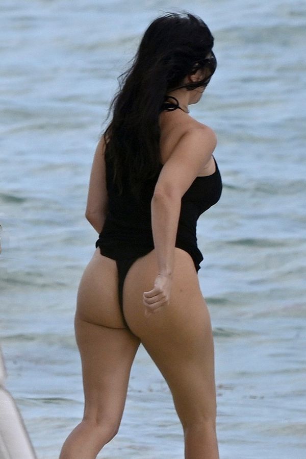 Kourtney Kardashian překvapila koupačkou v tangách: Její od hlavy k patě tetovaný bubeník je dokonalý táta i manžel - fotka 1/1