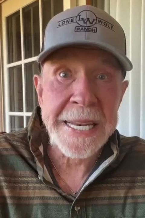 Objel zeměkouli na rotopedu a zabil Mrtvé moře. Legendární Chuck Norris (85) míří do Prahy. Mrkněte, jak dnes vypadá