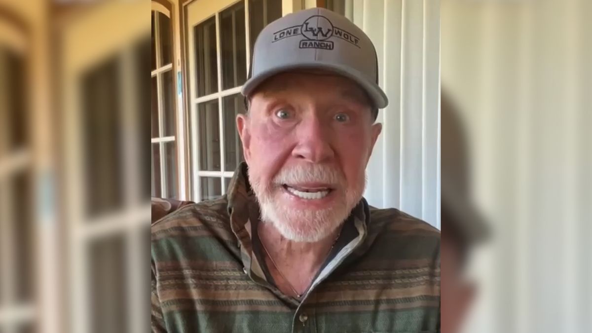 Objel zeměkouli na rotopedu a zabil Mrtvé moře. Legendární Chuck Norris (85) míří do Prahy. Mrkněte, jak dnes vypadá