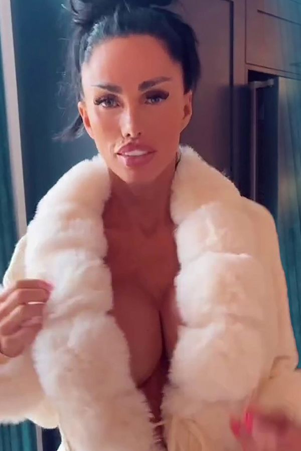 Tohle už snad ani není sexy: Pohublá Katie Price vyvalila své „zmenšené“ balóny pod umělou kožešinou - fotka 1/1