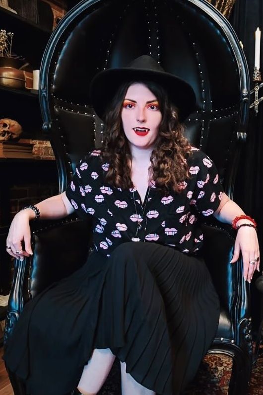 Žena o sobě tvrdí, že je opravdová upírka. Z lidí prý vysává energii, krev by jí dala moc práce  - fotka 1/1