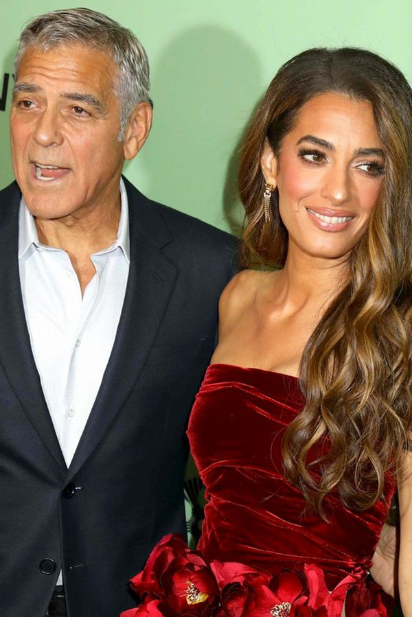 Amal Clooney doprovodila George na festival v koketních mini: Natři si radši kolena, plivou jedy nepřející - fotka 1/1
