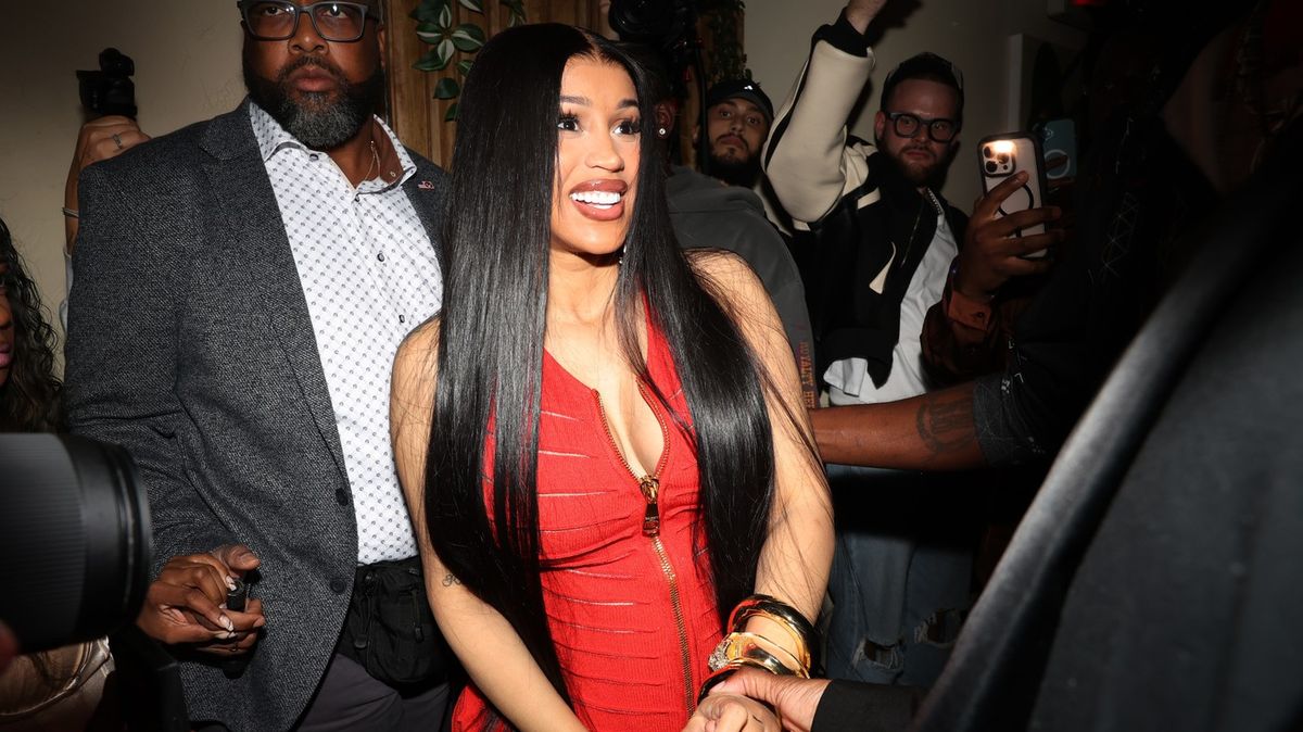 Domněnky potvrzeny, raperka Cardi B čeká s novým přítelem své čtvrté dítě. Rodit hodlá jen pár dnů před začátkem turné