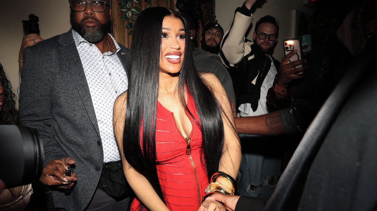 Domněnky potvrzeny, raperka Cardi B čeká s novým přítelem své čtvrté dítě. Rodit hodlá jen pár dnů před začátkem turné