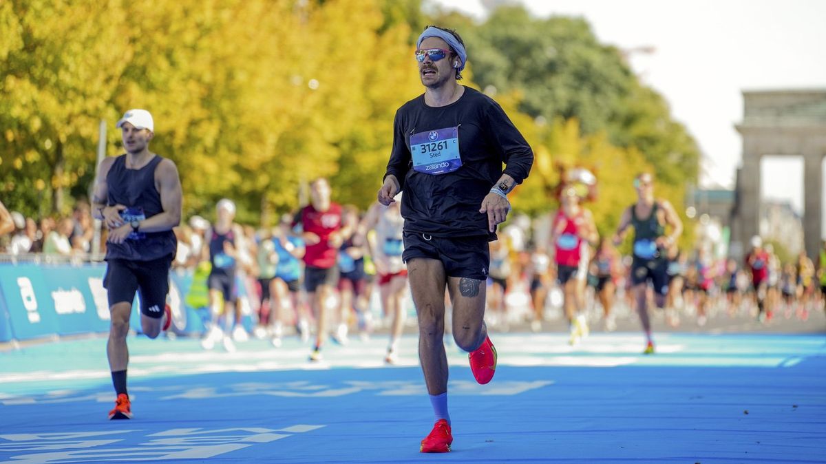 Inkognito Harry Styles zaběhl na maratonu osobní rekord: Falešné jméno lidé rychle prokoukli. A kde byla Zoë Kravitz?