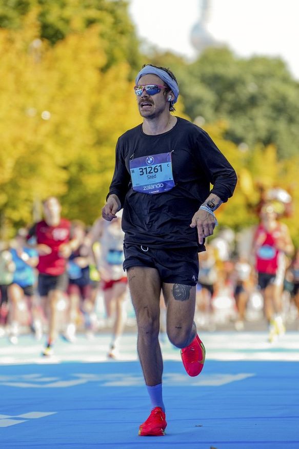 Inkognito Harry Styles zaběhl na maratonu osobní rekord: Falešné jméno lidé rychle prokoukli. A kde byla Zoë Kravitz? - fotka 1/1