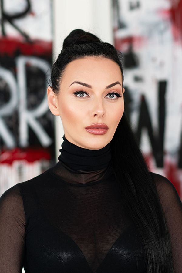 Sexy čarodějka provádí kouzla po celém světě: Na letišti mívá problém s pytlíky s podezřelým bílým práškem - fotka 1/1