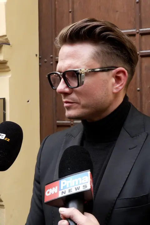 Moc mluvíš, vzkázala Brzobohatému Kuchařová. U soudu, kde se ani jednou neukázala, přednesl rekordní řeč. Trvala hodinu