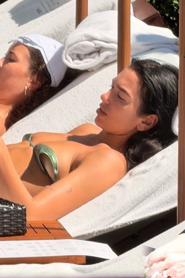 To už nestálo za to. Dua Lipa nechala vršek bikin skoro spadnout, odhalila tak téměř celá ňadra - fotka 1/1