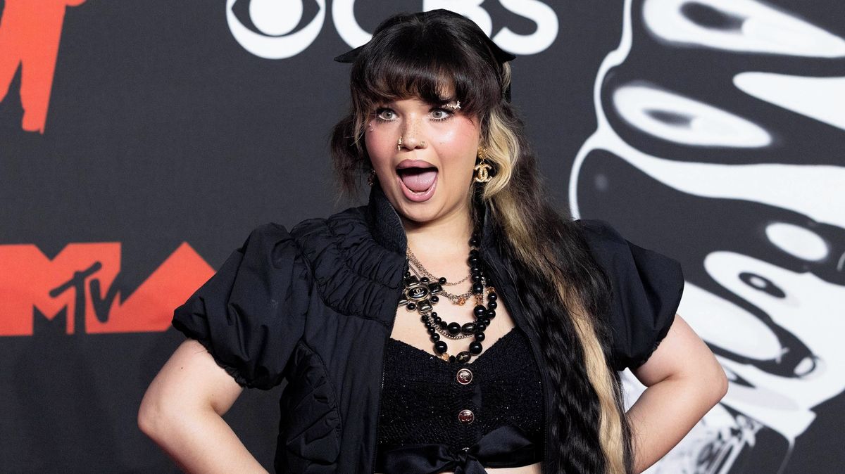 Britská zpěvačka zkolabovala přímo na jevišti: Chvíli předtím publiku prozradila, že má za sebou těžký týden