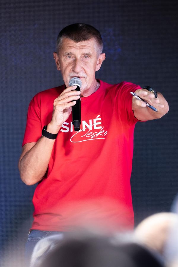 V Jihlavě to bylo skvělé, tetelil se Andrej Babiš. Že ho tu davy vypískaly, jaksi zapomněl dodat - fotka 1/1