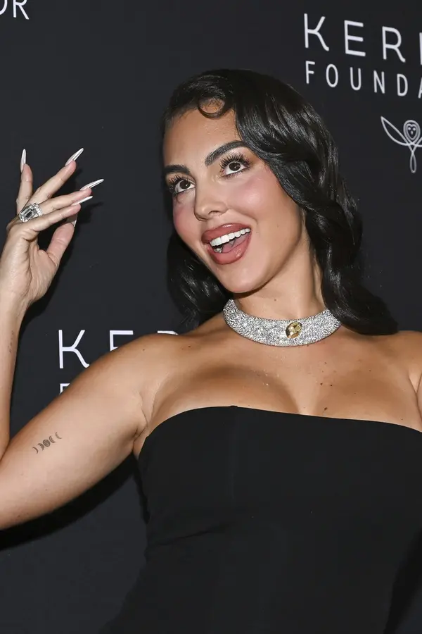 Ronaldova Georgina se ověšená diamanty a s prstenem za 62 mega naparovala před fotografy: Od lidí pak schytala čoud! - fotka 1/1