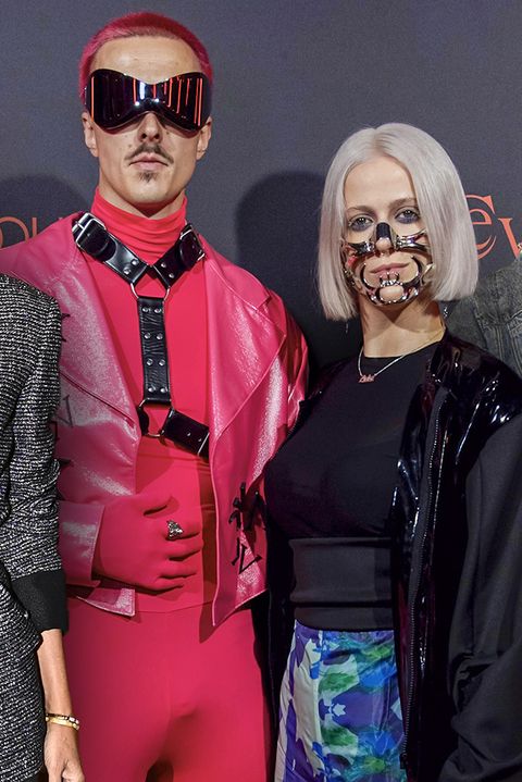 Baleťák, co ukazuje rozkrok s erotickou pomůckou na krku. Směšné, jsou to kašpaři, neudržel se Vaněk