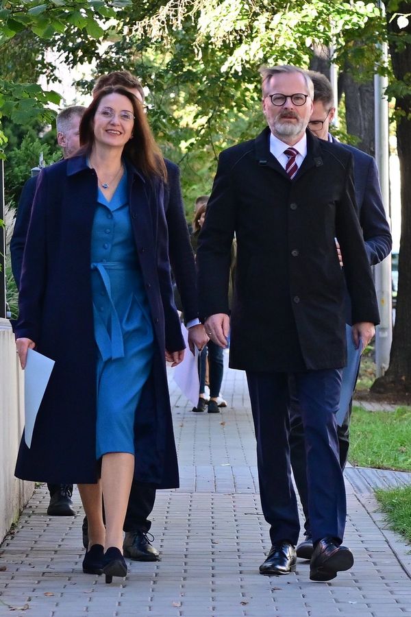 Politici vyrazili k volbám: Vysmátého Petra Fialu doprovodila manželka Jana. S kým přišel zasmušilý Andrej Babiš?  - fotka 1/1