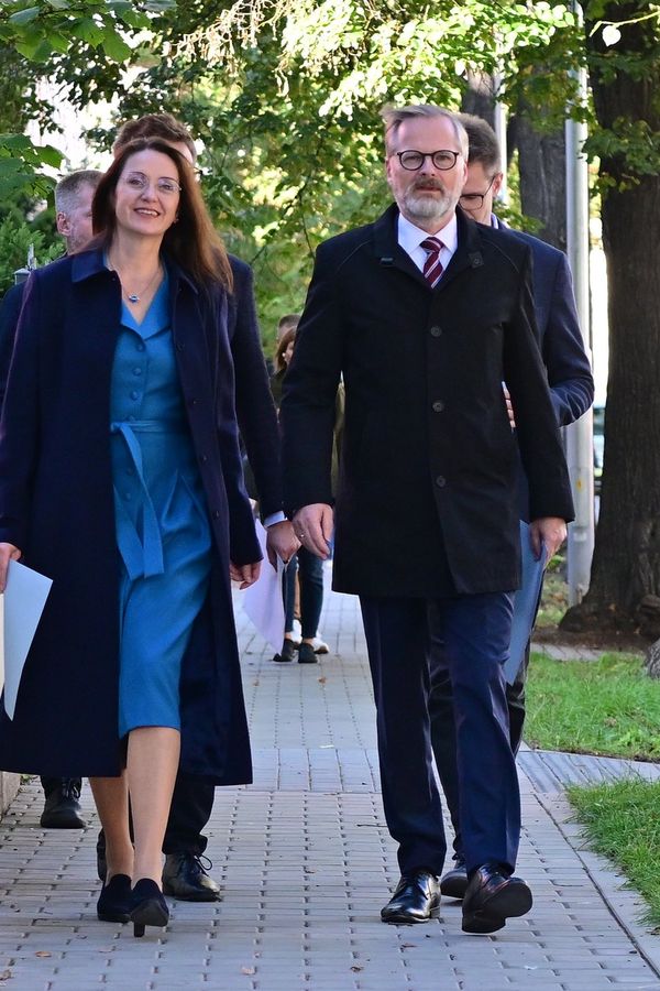 Politici vyrazili k volbám: Vysmátého Petra Fialu doprovodila manželka Jana. S kým přišel zasmušilý Andrej Babiš?  - fotka 1/1
