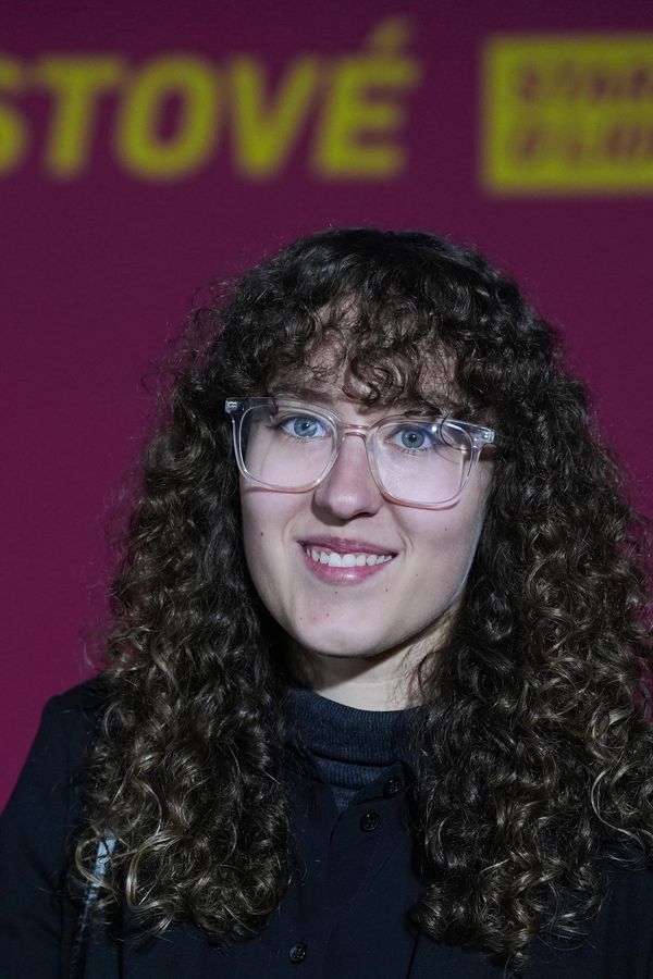 Nejmladší poslankyně Julie Smejkalová klame tělem: Zkušeností má víc než dost a odvahy ještě víc - fotka 1/1
