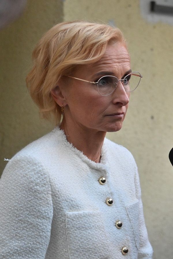 Kateřina Konečná po debaklu Stačilo! neměla daleko k slzám: Polibek smrti od Bobošíkové a Zemana, smějí se na sítích - fotka 1/1