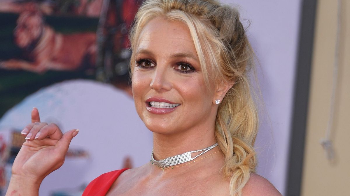 I po pádu ze schodů Britney dál tančí. Zděšení fanoušci o ni mají strach. Běž k lékaři, prosí ji