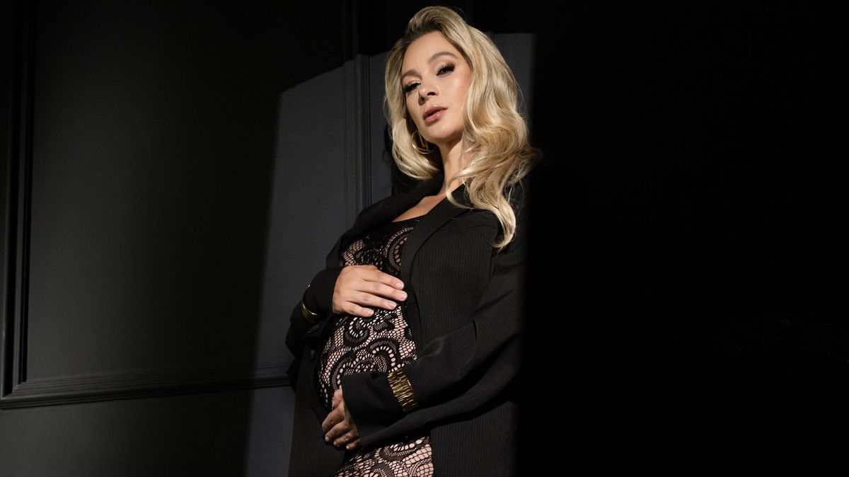 Barbora Mottlová odhalila tělo v 7. měsíci těhotenství. Sexy fotky v průsvitných šatech a bříško ukázala i v sexy krajce