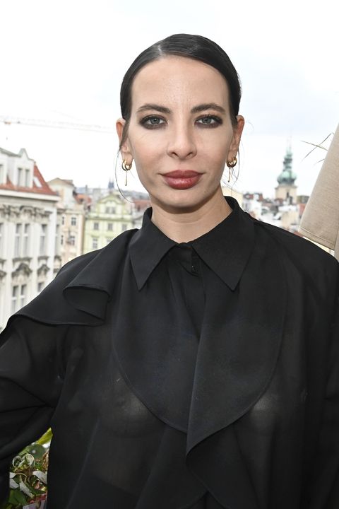 Návrhářka Debbie Brown poprvé ve společnosti jako vdaná paní. Manžel prsten nenosí, aby mohl balit holky v posilovně
