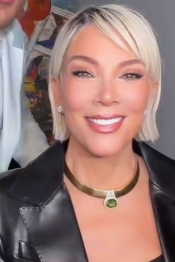 Lifting za dva miliony a teď je z ní i blondýna! Matka Kardashianek Kris Jenner (69) je teď jako dvojče Tori Spelling! - fotka 1/1