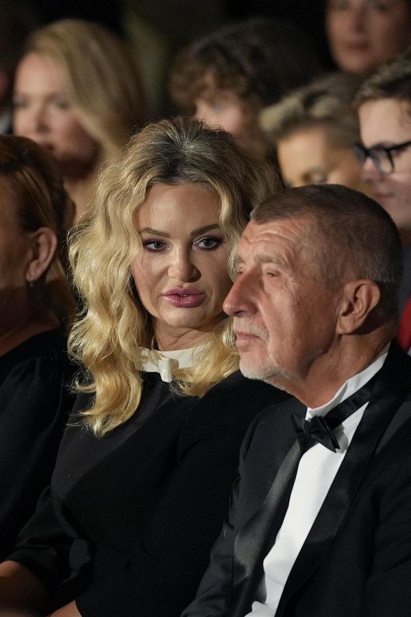 Andrej Babiš sedící a klimbající: Na udílení státních vyznamenání se probral až poté, co ho „zpucovala“ Monika - fotka 1/1