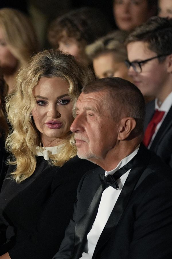 Andrej Babiš sedící a klimbající: Na udílení státních vyznamenání se probral až poté, co ho „zpucovala“ Monika - fotka 1/1