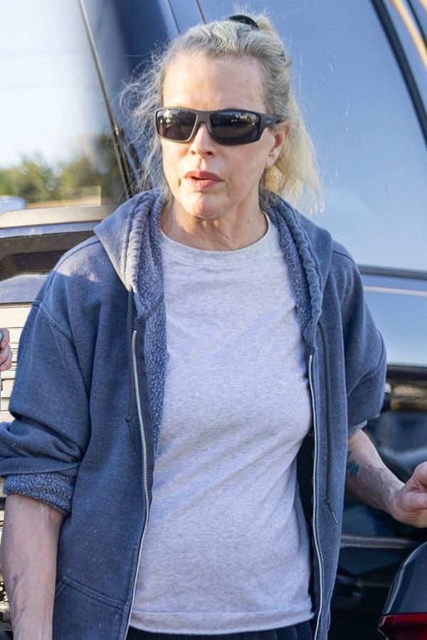 Do společnosti nechodí. Teď si Kim Basinger po „zpackaných plastikách“ vyšla s dcerou, která své rodiče pomluvila - fotka 1/1