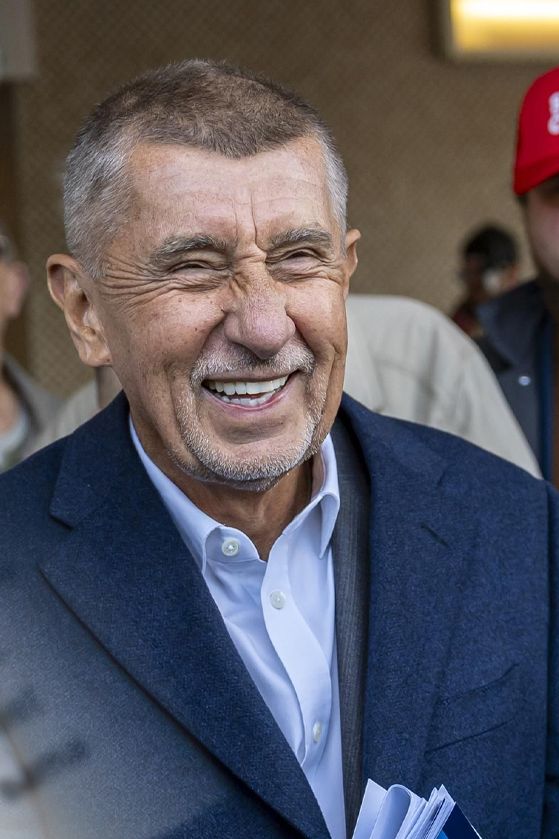 Glosa: Andreji, jsi už dědek, předej svůj gang Havlíčkovi! Všichni na to myslí, říct se to ale bojí - fotka 1/1