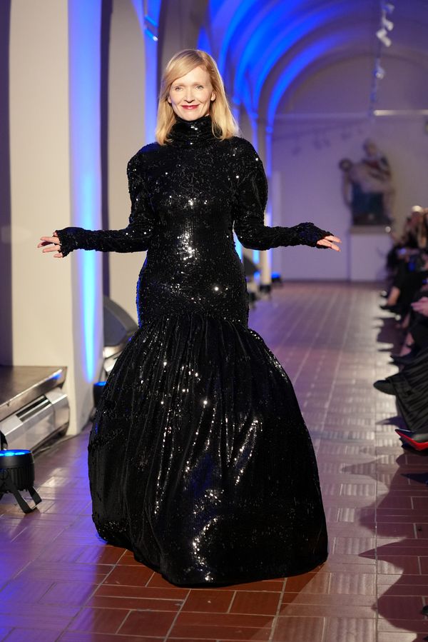 Před měsícem Paříž, teď Praha! Rok před padesátkou boduje Aňa Geislerová na přehlídkovém mole - fotka 1/1