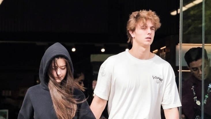 Syna Britney Spears byste nepoznali! Pořádně zmužněl a krásnou přítelkyni vozí v autě za 4,5 milionu