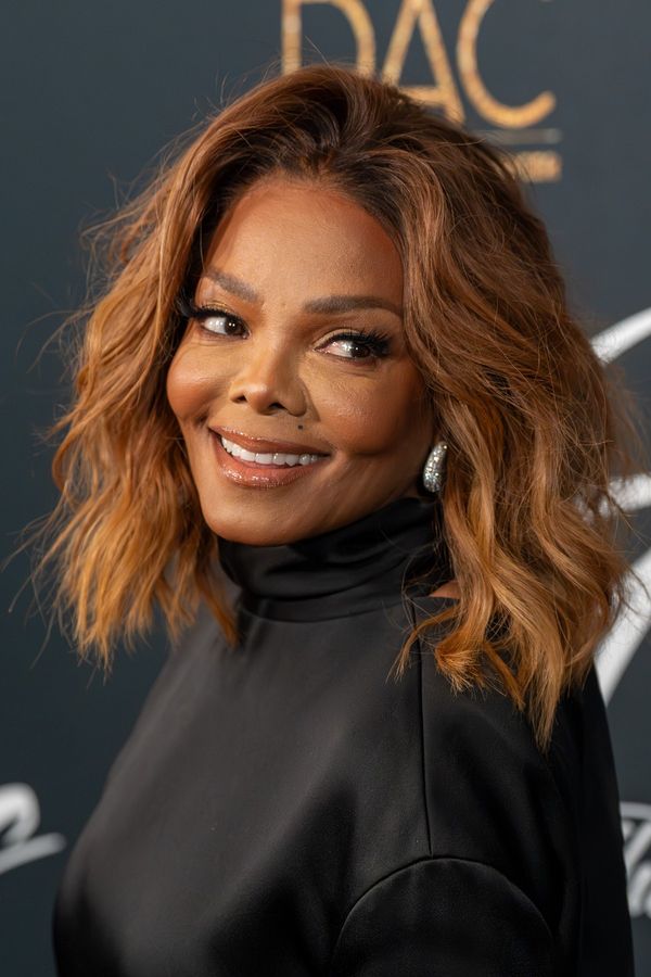 Šedesátka za dveřmi a Janet Jackson si pořád troufne na hodně krátké mini! Líbí? - fotka 1/1
