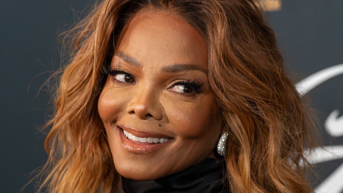 Šedesátka za dveřmi a Janet Jackson si pořád troufne na hodně krátké mini! Líbí?