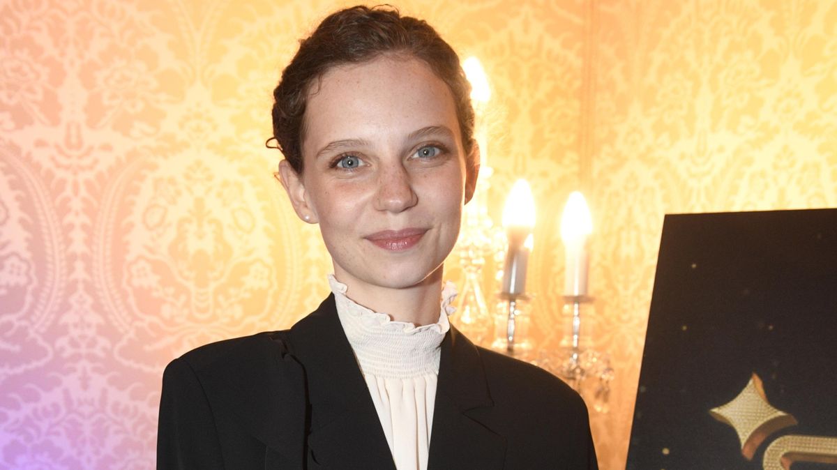 Vítězka StarDance po delší době ve společnosti. Z šedé myšky se stala elegantní mladá dáma, osobní život ale stále tají