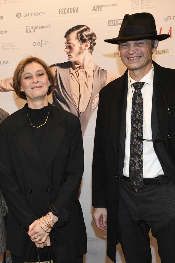 Tleskat synovi v novém filmu vyrazila Klára Trojanová s bratrem: Lukáš Pollert ukázal nejstarší dceru, dětí má šest - fotka 1/1