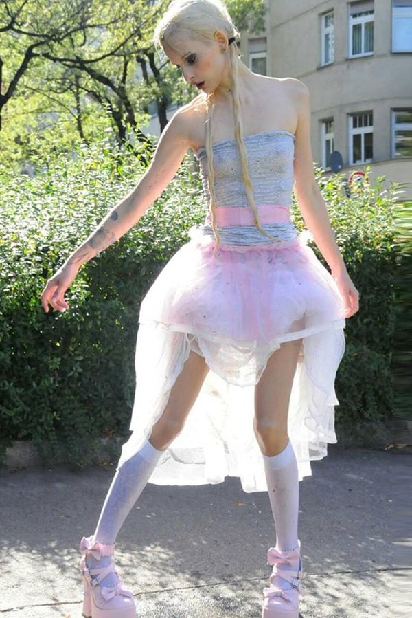 Má potetované oční bělmo i implantát lebky na ruce a diví se, že na ni všichni zírají. Přitom bývala tak krásná! - fotka 1/1