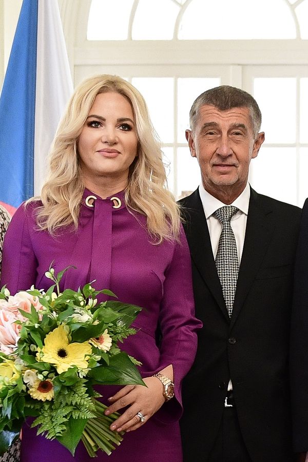 Luxus na dovolené Babišových: Vivien vynesla pantofle za 25 tisíc, Monika náramek za 150 tisíc, pánové nakupovali v akci - fotka 1/1