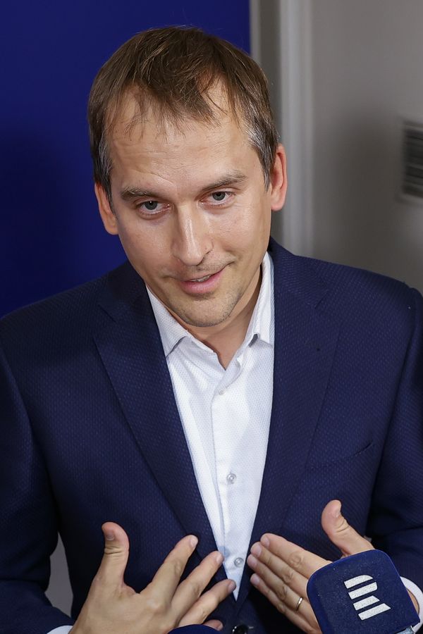 Starosta Prahy 7 Čižinský zkusil práci, která Čechům nevoní. Po chvíli měl všeho dost a fanoušci se mohli potrhat smíchy - fotka 1/1