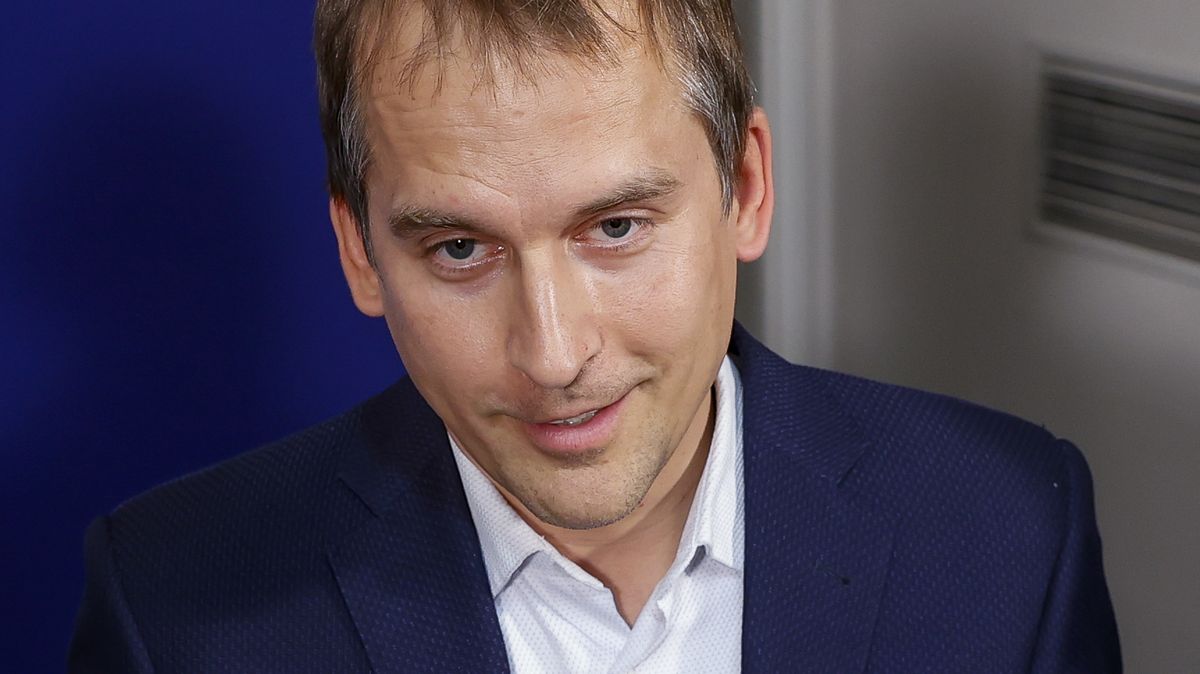 Starosta Prahy 7 Čižinský zkusil práci, která Čechům nevoní. Po chvíli měl všeho dost a fanoušci se mohli potrhat smíchy