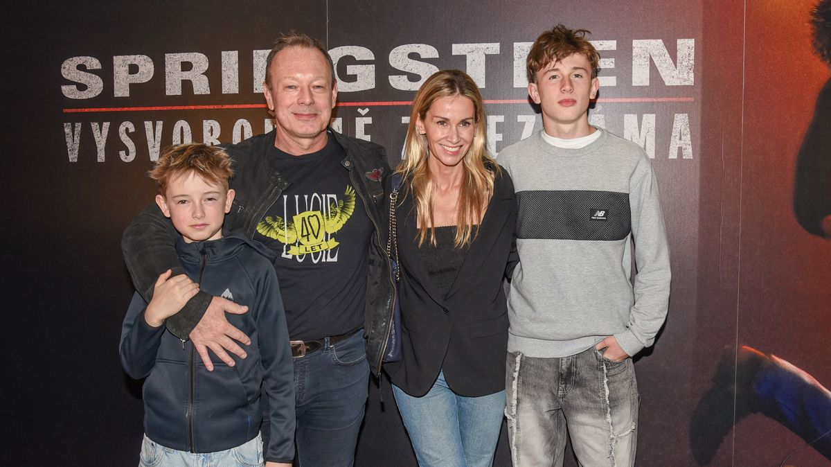 Rostou jako z vody: Dvořák z Lucie se pochlubil dospívajícími syny i krásnou manželkou