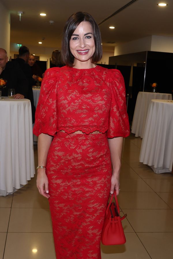 Alex Mynářová znovu jako česká Pamela! Svlékla se do červených bikin a předvedla sexy scénu z Pobřežní hlídky - fotka 1/1