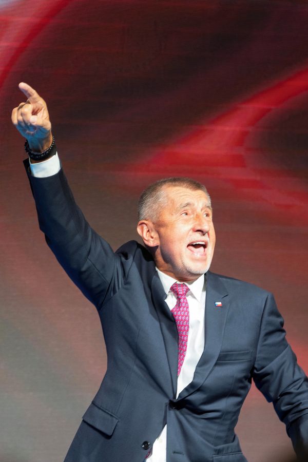 Tepláky Andreje Babiše se staly hitem internetu! Premiér je vytasil znovu a ukázal víc, než byste možná chtěli - fotka 1/1