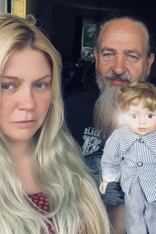 Sbírá předměty posedlé duchy a žije s nejstrašidelnější panenkou v Británii: Žena popsala děsivé příhody - fotka 1/1