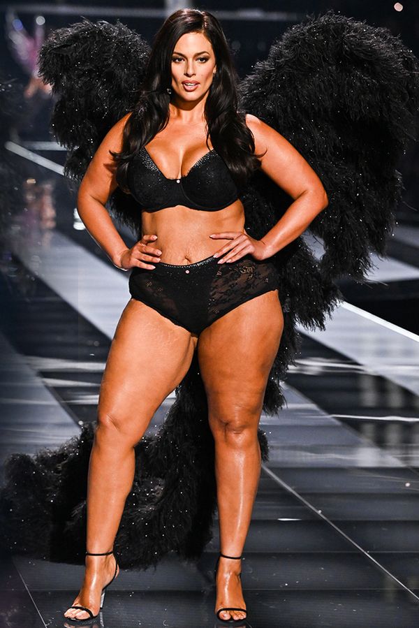 Kyprá Ashley Graham s andělskými křídly ovládla přehlídku Victoria’s Secret! Co na její rajcovní model říkáte? - fotka 1/1