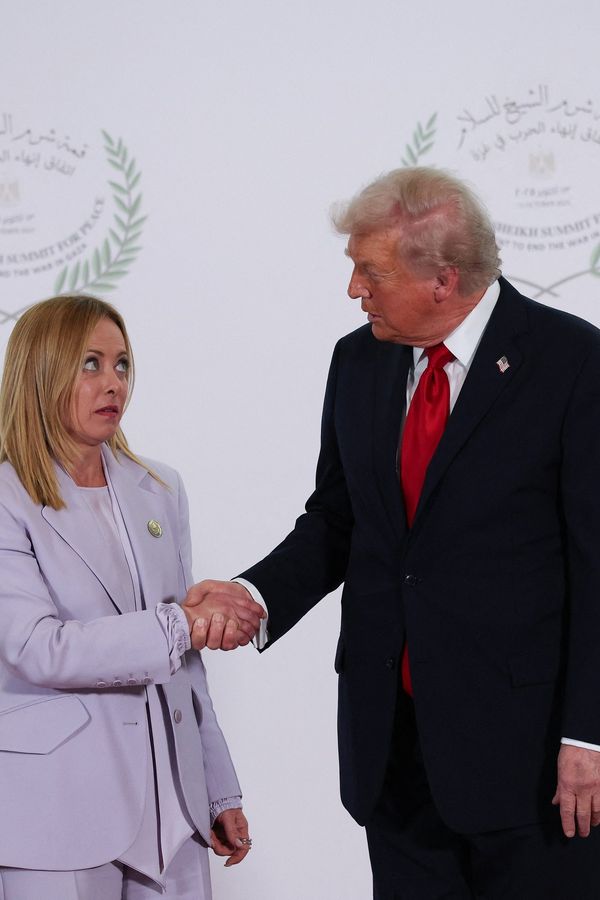 Trump na summitu lichotil italské předsedkyni vlády: Jste mladá a krásná. Její vyděšený výraz je k popukání - fotka 1/1
