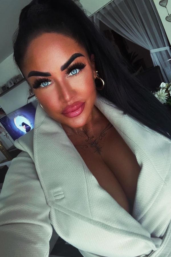 Takhle jste její vytuněný dekolt ještě neviděli. Marie Růžičková ukázala své obří „holky“ v netradiční poloze - fotka 1/1